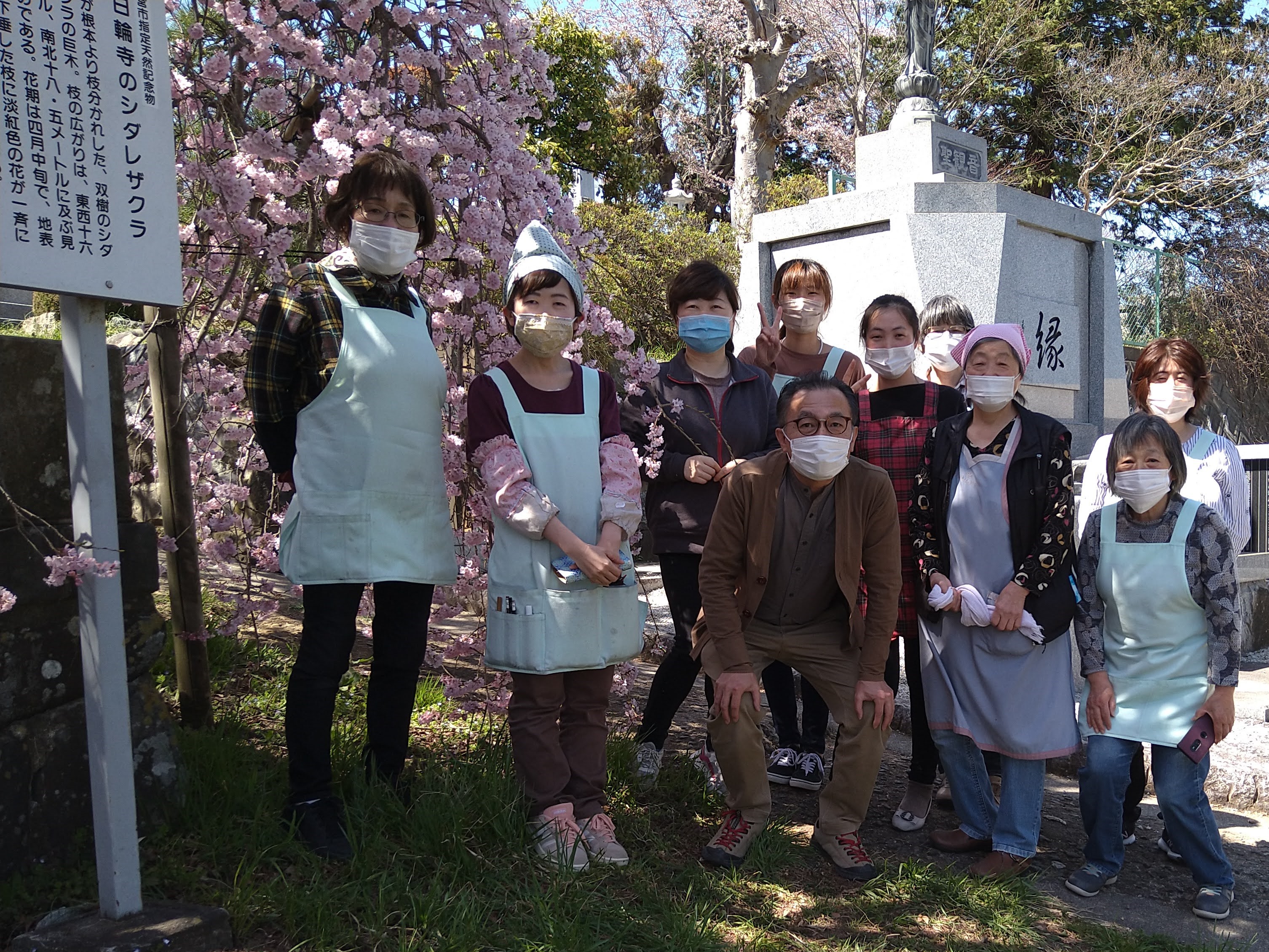 桜の木の下で集合写真